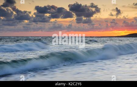 Le onde del mare del Mar Baltico al tramonto, sulla costa di Hiiumaa island, Kopu Riserva Naturale, Estonia, Agosto 2011. Foto Stock