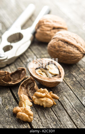 Rotto le noci secche e schiaccianoci sul vecchio tavolo in legno. Foto Stock