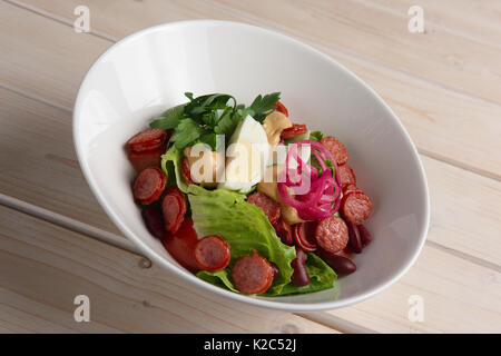 Insalata con salsiccia affumicata e le uova Foto Stock