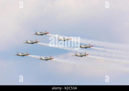 RADOM, Polonia - 26 agosto: Orlik (Polonia) aerobatic team display a Air Show Radom 2017 evento su agosto 26, 2017 di Radom, Polonia Foto Stock
