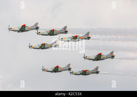 RADOM, Polonia - 26 agosto: Orlik (Polonia) aerobatic team display a Air Show Radom 2017 evento su agosto 26, 2017 di Radom, Polonia Foto Stock