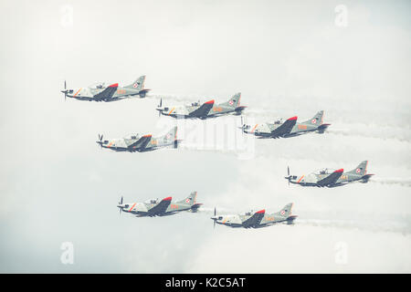 RADOM, Polonia - 26 agosto: Orlik (Polonia) aerobatic team display a Air Show Radom 2017 evento su agosto 26, 2017 di Radom, Polonia Foto Stock