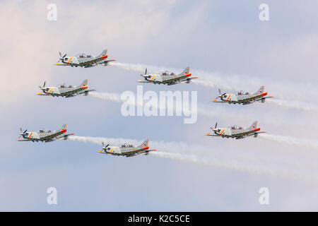 RADOM, Polonia - 26 agosto: Orlik (Polonia) aerobatic team display a Air Show Radom 2017 evento su agosto 26, 2017 di Radom, Polonia Foto Stock