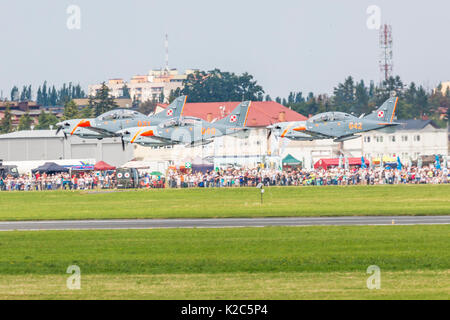 RADOM, Polonia - 26 agosto: Orlik (Polonia) aerobatic team display a Air Show Radom 2017 evento su agosto 26, 2017 di Radom, Polonia Foto Stock