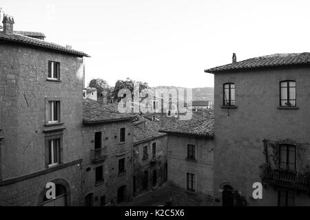 Vecchie case, edifici e strade nel tranquillo e abbastanza comune di Orvieto, Umbria, Italia. Case di pietra, con il vecchio carattere medievale e l'aspetto Foto Stock