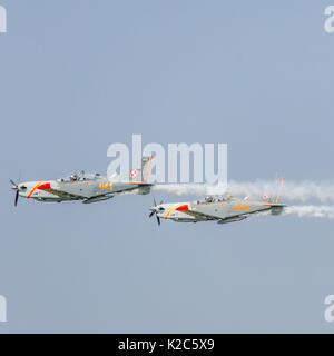 RADOM, Polonia - 26 agosto: Orlik (Polonia) aerobatic team display a Air Show Radom 2017 evento su agosto 26, 2017 di Radom, Polonia Foto Stock