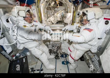 La NASA Stazione Spaziale Internazionale Expedition 51 primo equipaggio astronauti americani Jack Fischer (sinistra) e Peggy Whitson indossare tute spaziali nella ricerca airlock in preparazione per la loro EVA spacewalk Maggio 12, 2017 in orbita intorno alla terra. Foto Stock