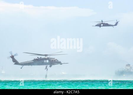 I soldati degli Stati Uniti salita fuori dell'acqua e in un U.S. Air Force HH-60G Pave Hawk elicottero durante il saluto nazionale per le Americhe eroi di aria e di mare visualizza 27 Maggio 2017 a Miami Beach, in Florida. Foto Stock