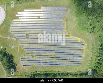 Righe di pannelli solari costituiscono un solare fattoria costruita sulla sommità di una discarica inutilizzata Luglio 10, 2017 in Rehoboth, Massachusetts. Foto Stock