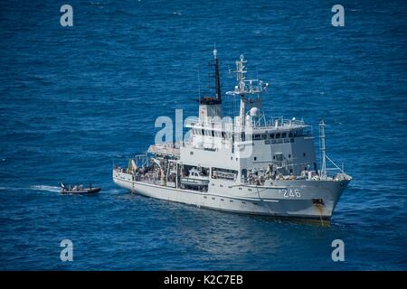 Sito ufficiale della Royal Navy i marinai a bordo di una rigida-scafo gommone off della Royal Australian Navy Leeuwin-classe indagine idrografica nave HMAS Melville Agosto 8, 2017 in mare di corallo. Foto Stock