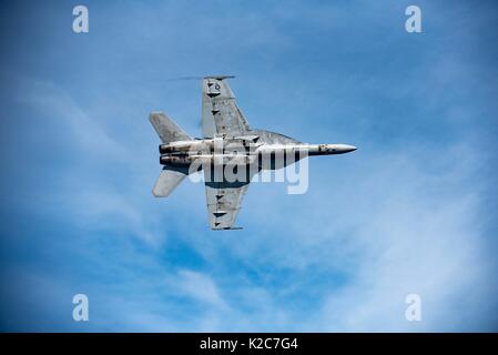 Un U.S. Navy F/A-18E Super Hornet jet da combattimento aereo sorvola la U.S. Nimitz Navy-class portaerei USS George H.W. Bush durante un'aria di dimostrazione di potenza 10 agosto 2017 nell'Oceano Atlantico. Foto Stock