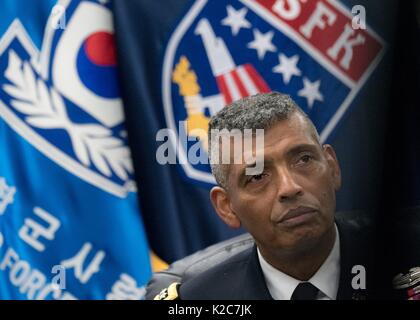 Stati Uniti Corea forze comandante Vincent Brooks risponde alle domande durante una conferenza stampa presso gli Stati Uniti Corea forze sede Agosto 14, 2017 a Seul, in Corea del Sud. Foto Stock