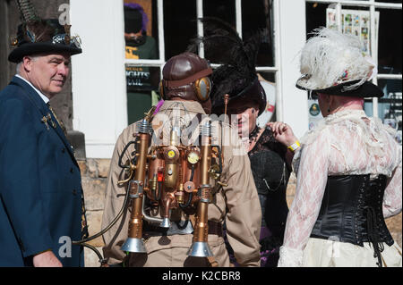 Lincoln, Lincolnshire, Regno Unito. Il 26 agosto 2017. Nella foto: Bizzarri marchingegni straped alle spalle di Steampunkers cucita all'ordine del giorno. / Th Foto Stock