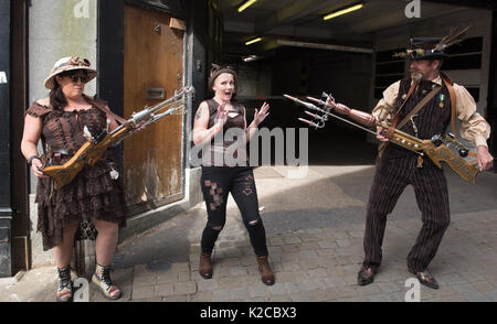 Lincoln, Lincolnshire, Regno Unito. Il 26 agosto 2017. Nella foto: ingannare intorno con steampunk armi. / Migliaia di persone si riuniscono a ciò che è rivendicato da Foto Stock