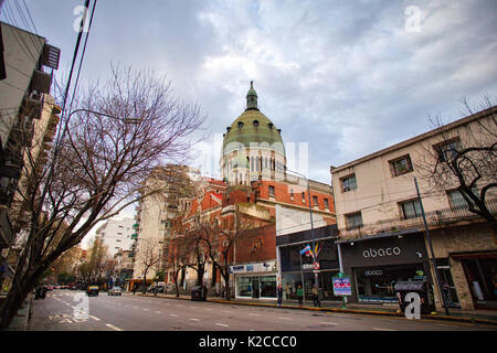 MONSERRAT, BUENOS AIRES, Argentina. 29TH AGUST. Belgeano Ave con la Basilica di Santa Rosa de Lima nel retro. Foto Stock