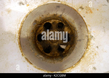 Close up di acqua sporca svuotamento della vasca. Foto Stock