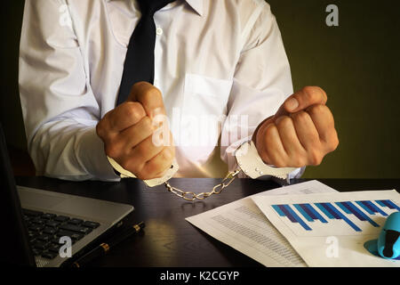 Imprenditore in manette. White Collar Crime concetto. Foto Stock