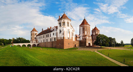 Mir, Bielorussia - Agosto 04, 2016: vista sul Castello di Mir nella Repubblica di Bielorussia di giorno. Patrimonio Mondiale dell'UNESCO. Vista panoramica. Foto Stock