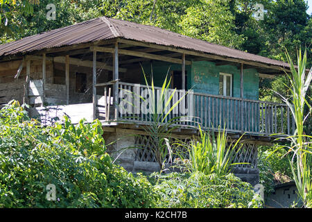 Giugno 8, 2017 Jondachi, Ecuador: coloratissima casa fatta di tavole di legno nell'area amazzonica Foto Stock