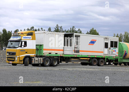 FORSSA, Finlandia - 25 agosto 2017: Giallo di Volvo di Mantyla trasporta grandi cabina portatile sul sito industriale. Foto Stock