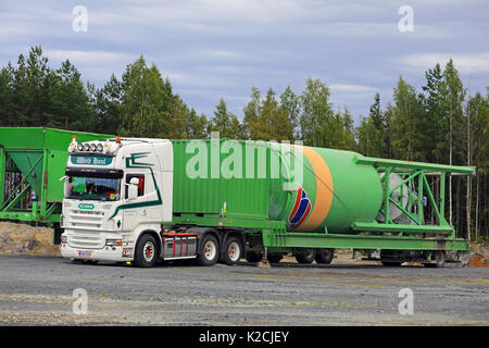 FORSSA, Finlandia - 25 agosto 2017: Bianco Scania camion di vento trasporta il raggio verde grande rimorchio alla rinfusa su una buca di sabbia. Foto Stock
