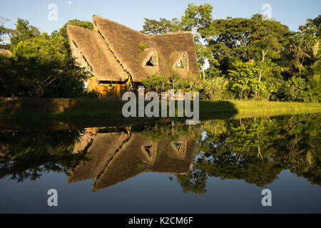 Giugno 6, 2017 Puerto Misahualli: eco lodge costruito da bambù nella giungla riflettendo nper acqua al tramonto Foto Stock