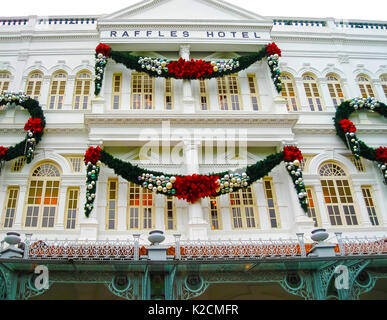Singapure - 24 dicembre 2008: le decorazioni di Natale sulla facciata del Raffles Hotel di Singapore. Foto Stock