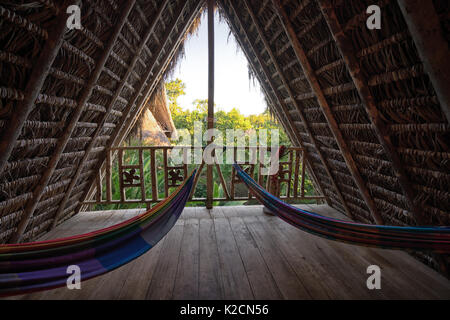 Giugno 6, 2017 Puerto Misahualli: amache in eco lodge costruito da bambù in junge Foto Stock