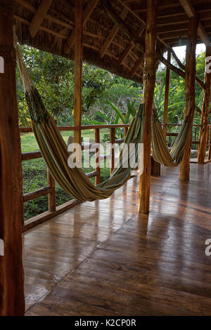 Giugno 6, 2017 Puerto Misahualli: amache in eco lodge costruito da bambù in junge Foto Stock