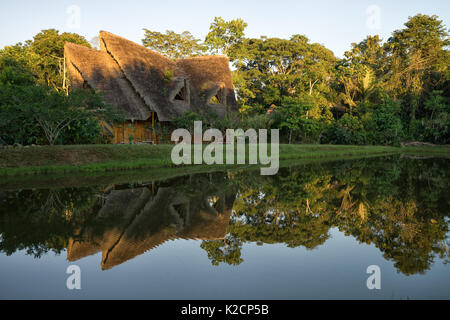 Giugno 6, 2017 Puerto Misahualli: eco lodge costruito da bambù in acqua al tramonto Foto Stock