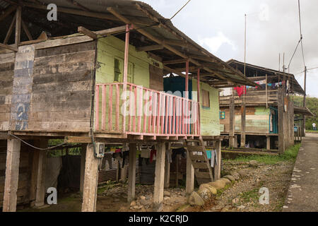 Giugno 8, 2017 Jondachi, Ecuador: asse di legno casa costruita su palafitte in area amazzonica Foto Stock