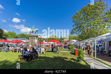 Edinburgh International Book Festival 2017 in Charlotte Square giardino privato centro di Edimburgo in Scozia UK con Albert Memorial Foto Stock