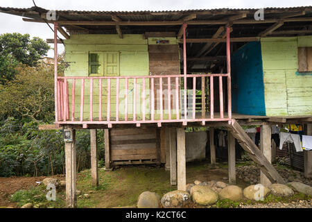 Giugno 8, 2017 Jondachi, Ecuador: asse di legno casa costruita su palafitte in area amazzonica Foto Stock