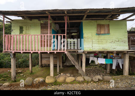 Giugno 8, 2017 Jondachi, Ecuador: asse di legno casa costruita su palafitte in area amazzonica Foto Stock