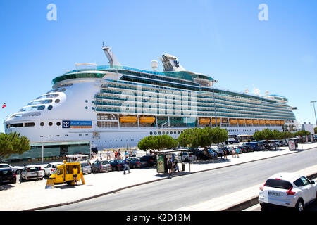 Royal Caribbean Navigator dei mari, classe voyager nave da crociera attraccata a Lisbona Portogallo Foto Stock