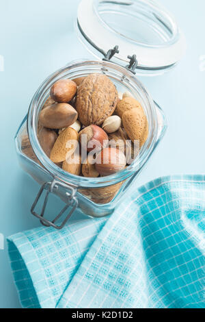 Diversi tipi di dadi in breve in barattolo. Frutta secca. Foto Stock