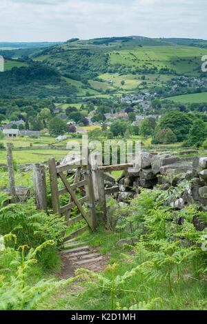 Walkers il cancello di accesso alla base del bordo Curbar, Parco Nazionale di Peak District, Derbyshire, Inghilterra, Regno Unito, luglio 2015. Foto Stock