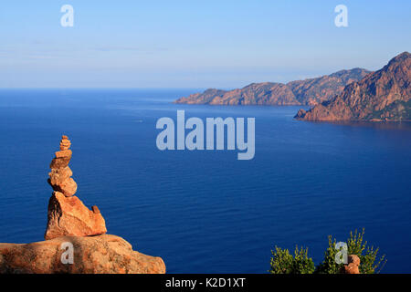 Cairn affacciato sul mare nel Golfo di Porto, Scandola riserva marina in background, il parco naturale regionale di Corsica, Francia, settembre 2008. Foto Stock