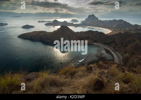 Il paesaggio costiero, Padar Isola, Parco Nazionale di Komodo, Indonesia, Agosto 2015. Foto Stock