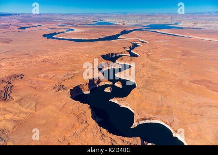 Vista aerea del Fiume Colorado, Lake Powell, Pagina, Arizona, Stati Uniti d'America, febbraio 2015. Il Lake Powell è un serbatoio sul fiume Colorado, ed è la seconda più grande lago artificiale negli Stati Uniti. Foto Stock