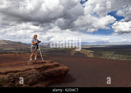 Vicky molla scattare fotografie del deserto trail sul cono di Inferno, nei crateri della luna monumento nazionale, Idaho, Stati Uniti d'America 2015. Luglio. Modello rilasciato. Foto Stock