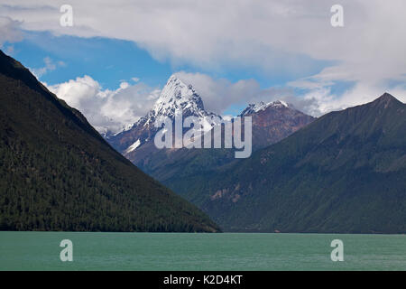 Paesaggio montano intorno al lago, Basongcuo National Park, Qinghai-Tibet Altopiano del Tibet, luglio 2011. Foto Stock