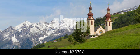 La chiesa nel villaggio di Fliess. Nordtirol, Alpi austriache. Giugno. Digitalmente panorma cucito. Foto Stock