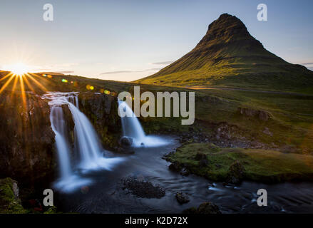 Cascate e monte Kirkjufell, Islanda. Luglio 2015 Foto Stock