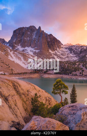 Tempio roccioso sopra il secondo lago, uno dei grandi laghi di Pino sotto la palizzata bacino, John Muir Wilderness, Sierra Nevada, in California, Stati Uniti d'America, può Foto Stock