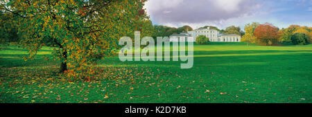 Panoramica dei prati e alberi autunnali di fronte Kenwood House, Hampstead Heath, Londra, Inghilterra, Regno Unito. Foto Stock