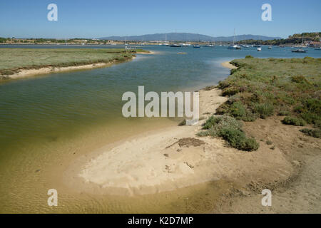 Saltmarsh e porto di estuario ad alta marea con ormeggiate barche a vela, Alvor, vicino a Portimao Algarve, luglio 2013. Foto Stock