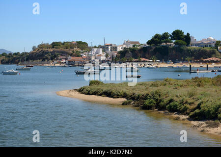 Saltmarsh e porto di estuario ad alta marea con ormeggiate barche a vela, Alvor, vicino a Portimao Algarve, luglio 2013. Foto Stock