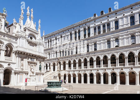 Coutryard interna del Palazzo Ducale o Palazzo Ducale Venezia, Veneto, Italia che è stato il sito del governmnet della repubblica Veneziana. Esso è costruito Foto Stock