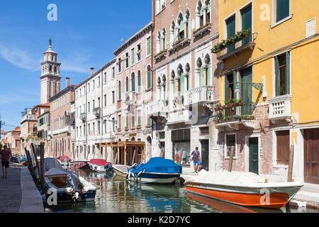 Visualizza in basso Rio de San Barnaba, Dorsoduro, Venezia, Italia, un pittoresco torna canal con palazzi e barche ormeggiate su una soleggiata mattina d'estate. I due wal Foto Stock